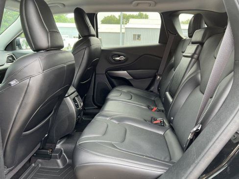 Used 2019 Jeep Cherokee Limited w/ Trailer Tow Group AWD/4WD image 4