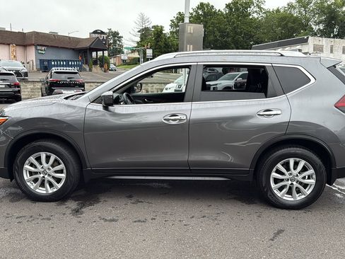 Used 2020 Nissan Rogue SV image 4