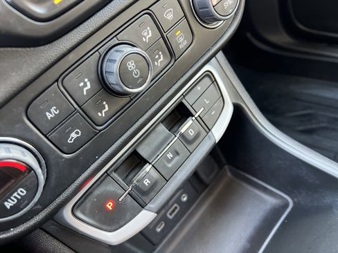 Used 2022 GMC Terrain SLT w/ Elevation Edition image 24