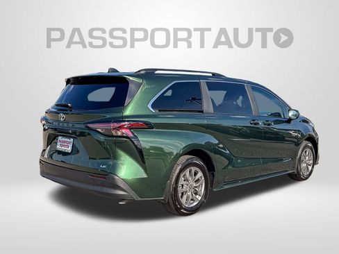 Certified 2025 Toyota Sienna LE image 8