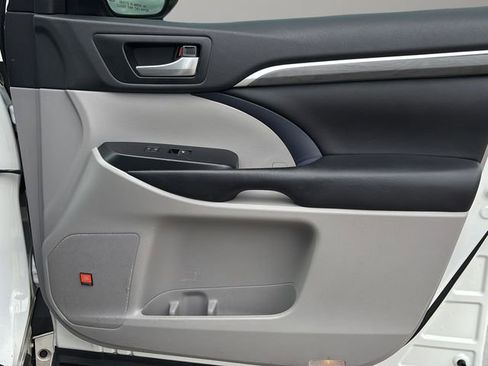 Used 2019 Toyota Highlander Limited FWD image 9