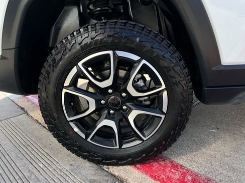 Used 2025 Jeep Compass Trailhawk image 9