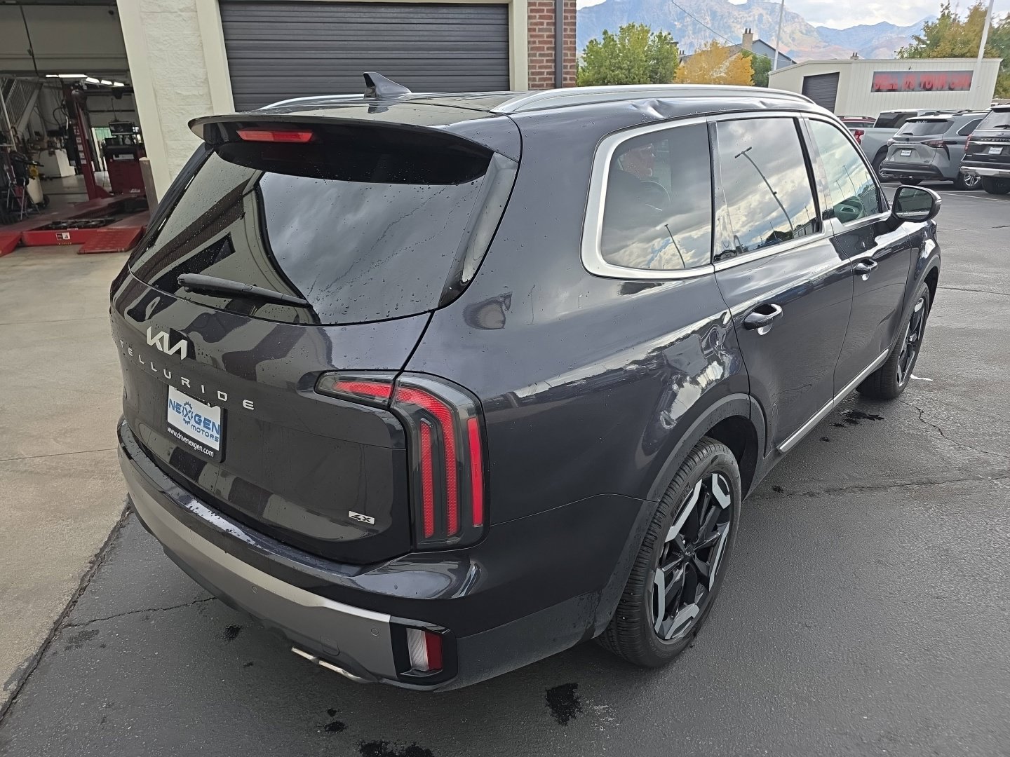 Used 2025 Kia Telluride EX w/ EX Captain's Chair Package AWD/4WD image 31