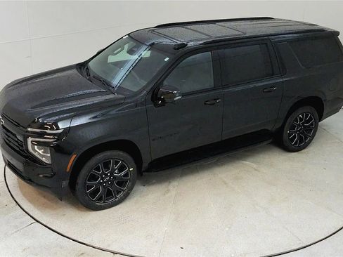 Used 2025 Chevrolet Suburban RST w/ Comfort Package AWD/4WD image 15