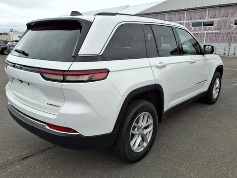 Used 2023 Jeep Grand Cherokee Laredo w/ Luxury Tech Group I AWD/4WD image 5