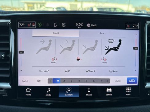 Used 2023 Chrysler Pacifica Touring-L image 13