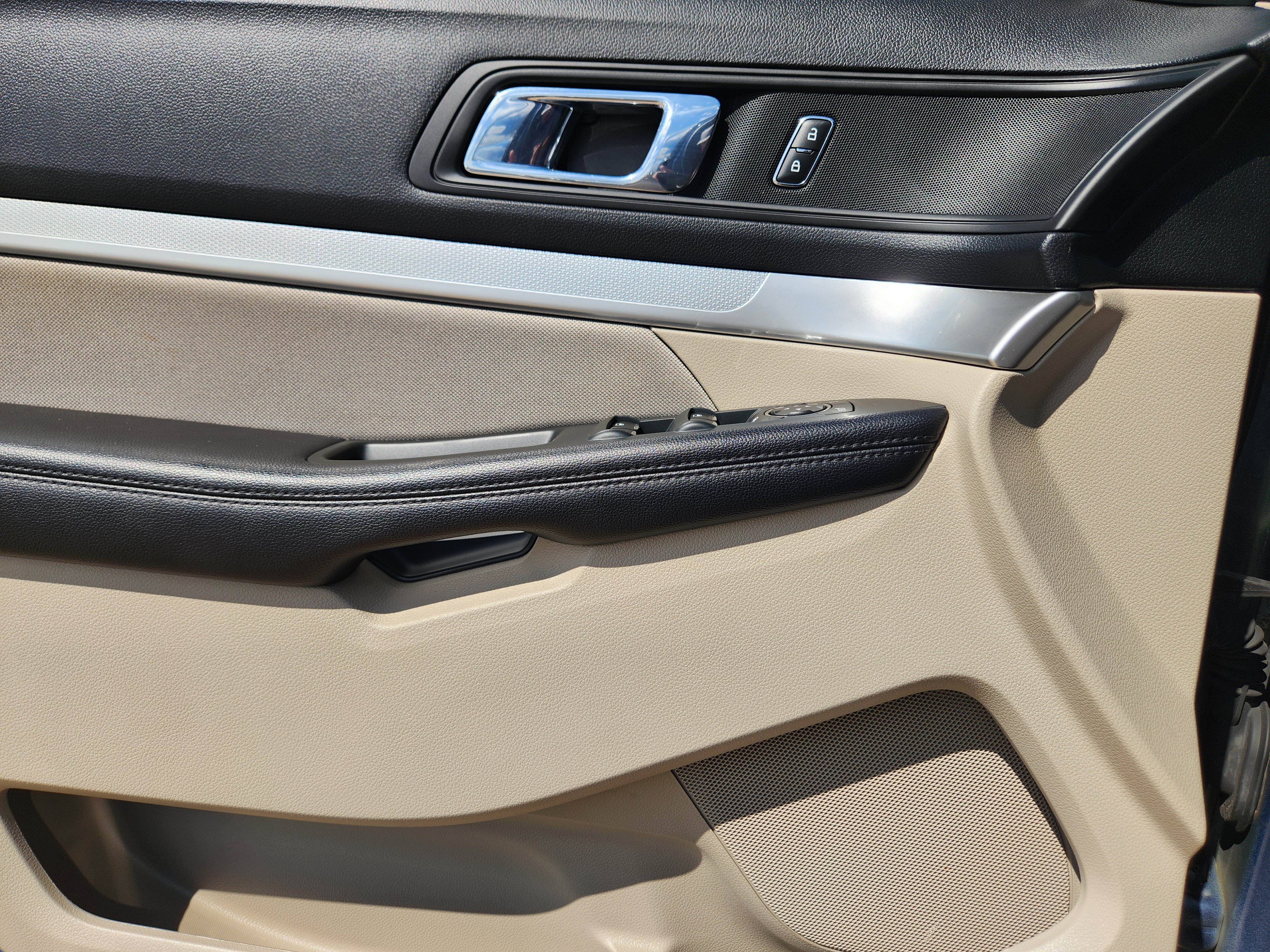 Used 2018 Ford Explorer FWD image 17