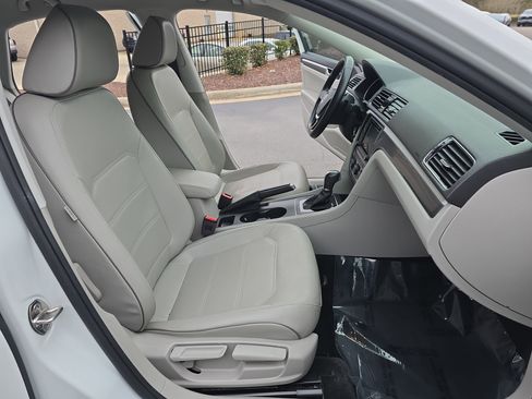 Used 2018 Volkswagen Passat 2.0T R-Line image 10