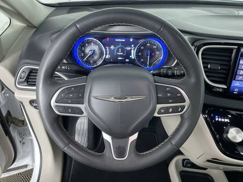 Used 2024 Chrysler Pacifica Touring-L FWD image 26