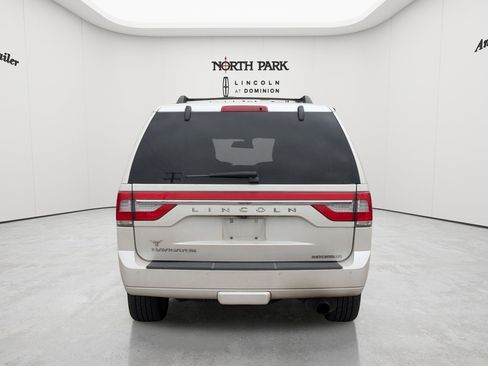 Used 2017 Lincoln Navigator Reserve RWD image 4