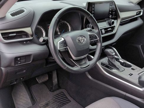 Used 2022 Toyota Highlander LE AWD/4WD image 10