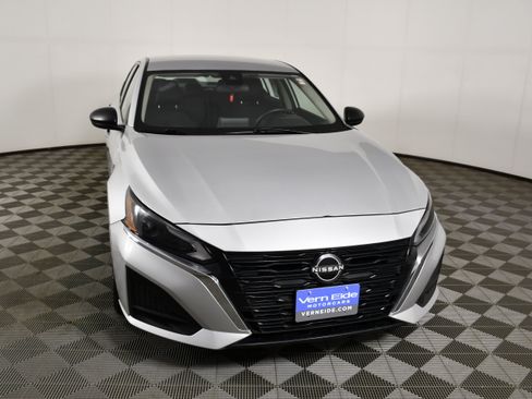 Used 2024 Nissan Altima 2.5 SV FWD image 3