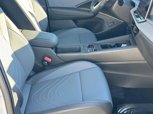 Used 2025 Volkswagen Tiguan SE R-Line image 17