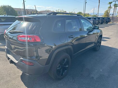 Used 2017 Jeep Cherokee High Altitude w/ Luxury Group AWD/4WD image 2