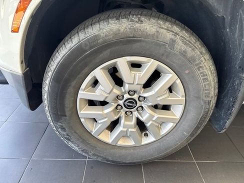 Used 2022 Nissan Frontier SV w/ Technology Package RWD image 2