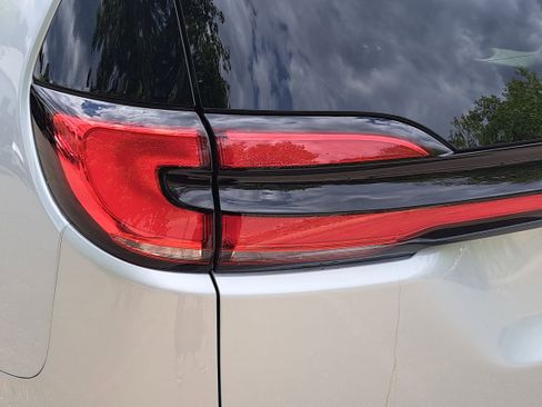 Used 2024 Chrysler Pacifica Touring-L FWD image 34