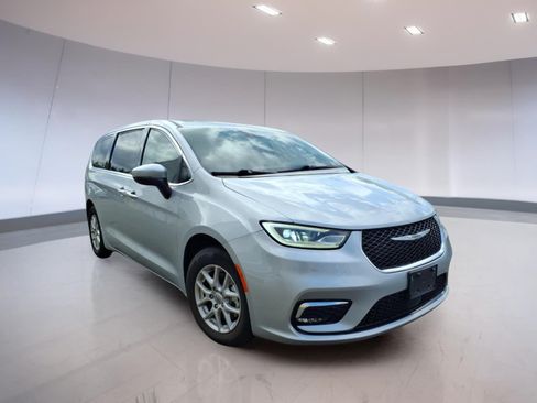 Used 2023 Chrysler Pacifica Touring-L FWD image 1