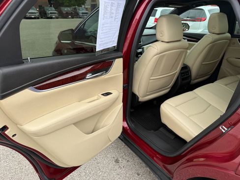 Used 2017 Cadillac XT5 Luxury w/ Driver Awareness Package AWD/4WD image 12