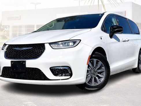 Used 2024 Chrysler Pacifica Select image 32