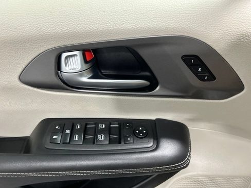 Used 2024 Chrysler Pacifica Touring-L FWD image 29