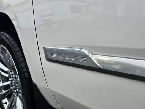 Used 2019 Cadillac Escalade ESV Premium Luxury image 32