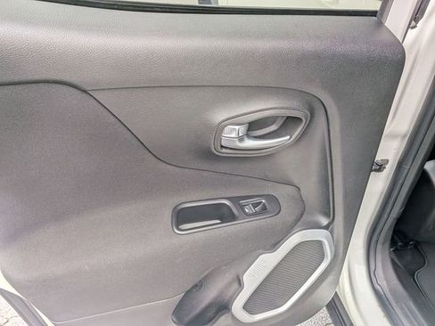 Used 2019 Jeep Renegade Latitude FWD image 25