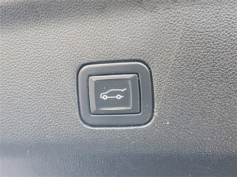 Used 2021 GMC Yukon SLT w/ SLT Premium Package image 8