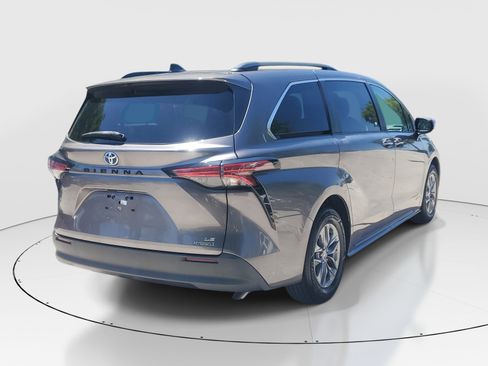 Used 2021 Toyota Sienna LE w/ LE Plus Package FWD image 3
