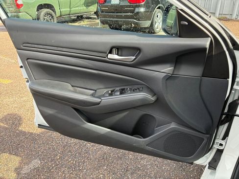 Used 2025 Nissan Altima 2.5 SV image 18