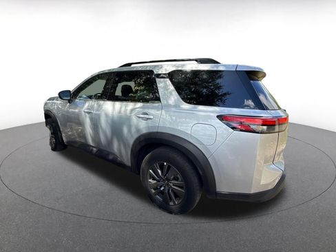 Used 2025 Nissan Pathfinder SV image 5