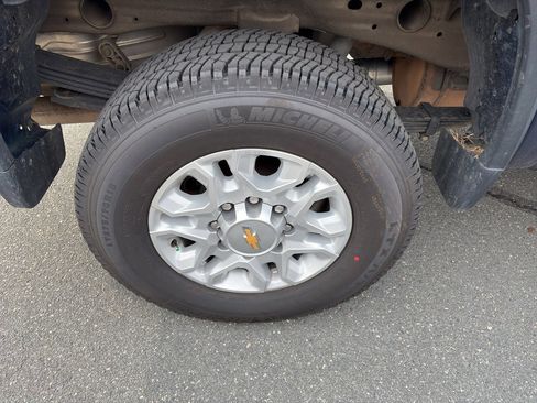 Used 2022 Chevrolet Silverado 2500 Custom w/ Custom Value Package image 9