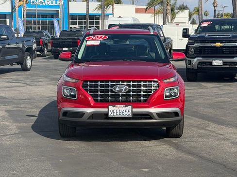 Used 2023 Hyundai Venue Limited FWD image 2