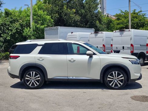 Certified 2024 Nissan Pathfinder Platinum FWD image 2