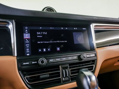 Certified 2020 Porsche Macan image 18