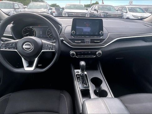 Used 2025 Nissan Altima 2.5 SV FWD image 16