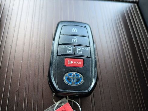 Used 2023 Toyota Sienna LE w/ LE Plus Package FWD image 32