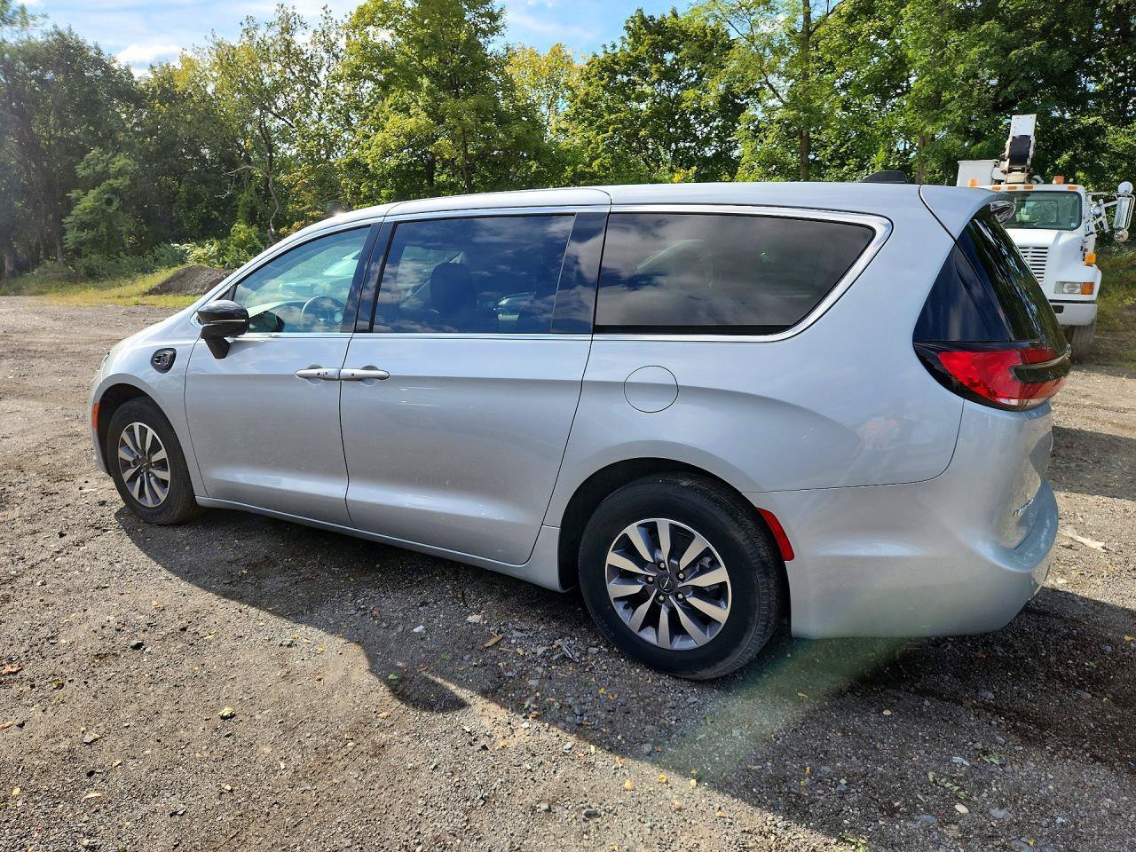 Used 2024 Chrysler Pacifica Limited FWD image 3