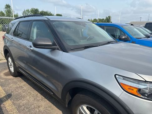 Used 2021 Ford Explorer XLT w/ Equipment Group 202A AWD/4WD image 9