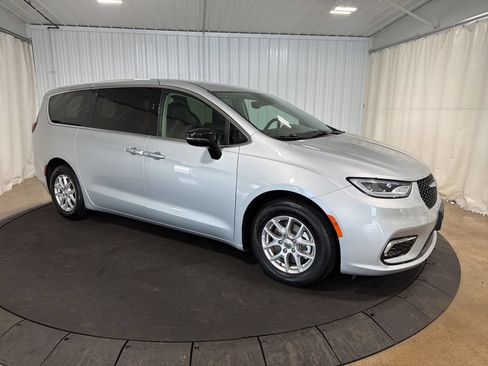 Used 2024 Chrysler Pacifica Touring-L FWD image 11