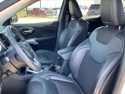 Used 2018 Jeep Cherokee Latitude Plus w/ Comfort/Convenience Group image 18