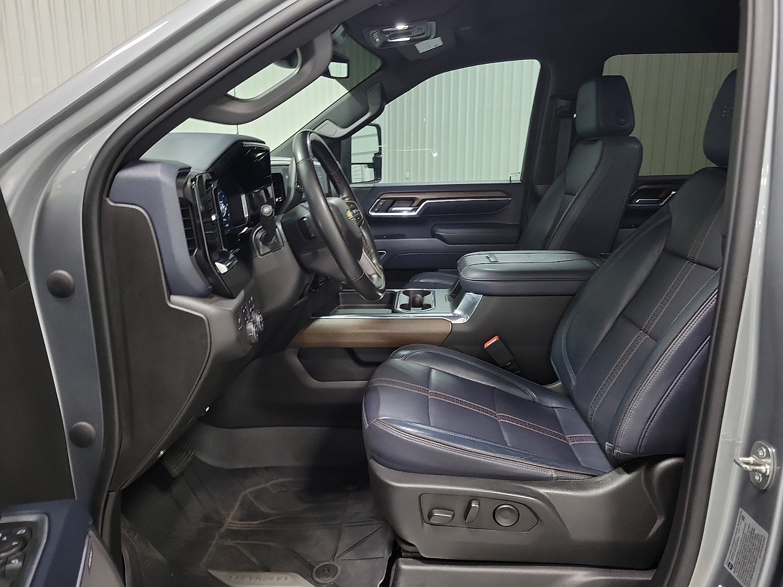 Used 2024 Chevrolet Silverado 2500 High Country w/ LPO, Dark Essentials Package AWD/4WD image 12