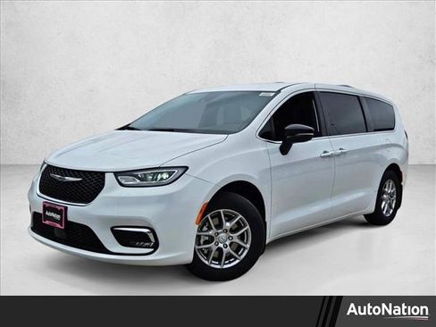 New 2026 Chrysler Pacifica Select image 1