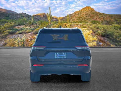 Used 2024 Jeep Grand Cherokee Limited w/ Black Appearance Package RWD image 5