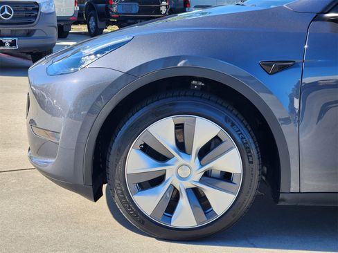 Used 2023 Tesla Model Y Long Range image 10