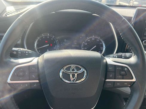 Used 2022 Toyota Highlander XLE AWD/4WD image 11