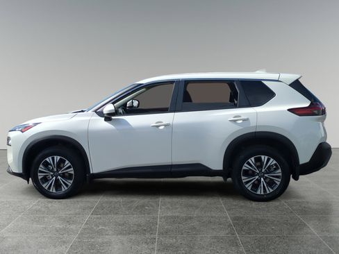 Used 2023 Nissan Rogue SV image 2