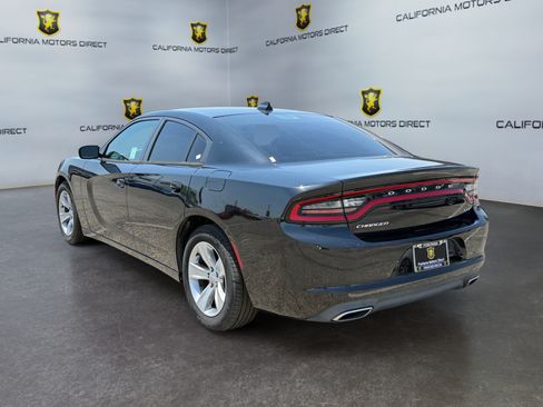Used 2017 Dodge Charger SXT RWD image 3