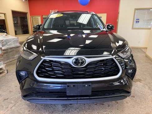 Used 2024 Toyota Highlander XLE AWD/4WD image 2