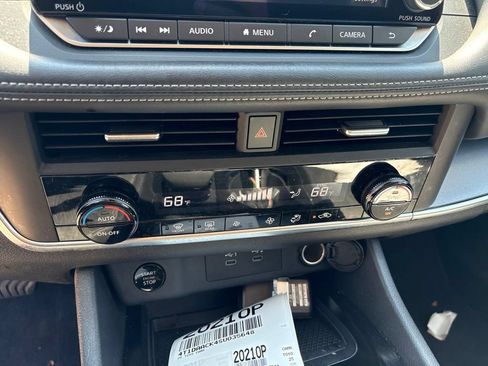 Used 2025 Nissan Rogue SV AWD/4WD image 16