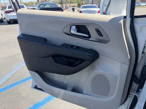 Used 2021 Chrysler Pacifica Touring-L w/ Premium & Safety Sphere Group FWD image 15